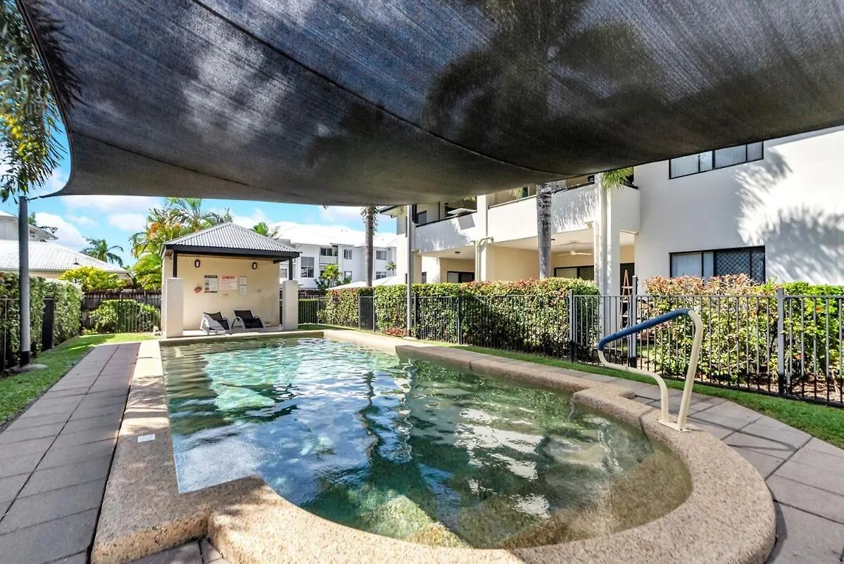 Trinity Hideaway - Trinity Beach Apartment