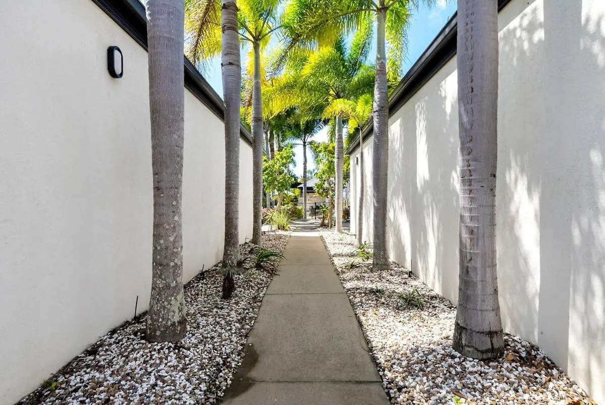 Trinity Hideaway - Trinity Beach Apartment